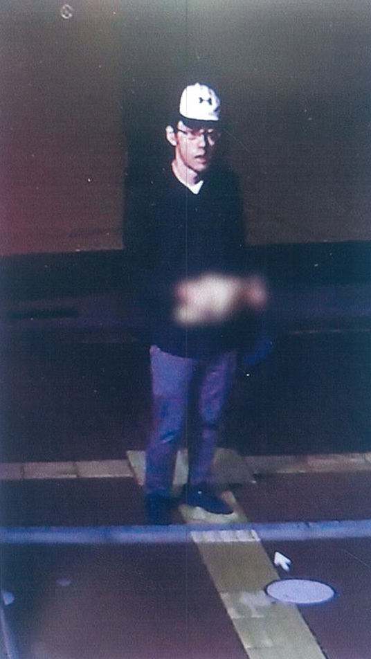 【서울=뉴시스】오는 28일 개막하는 주요20개국(G20) 정상회의를 앞두고 16일 일본 오사카에서 경찰이 괴한에게 습격당해 총을 도난당하는 사건이 발생했다. 경찰관은 왼쪽 가슴 등 복수의 부위를 찔려 의식 불명 상태다. 사진은 오사카부경찰이 이날 홈페이지를 통해 공개한 용의남성 모습. (출처=오사카부경찰 홈페이지) 2019.06.16.