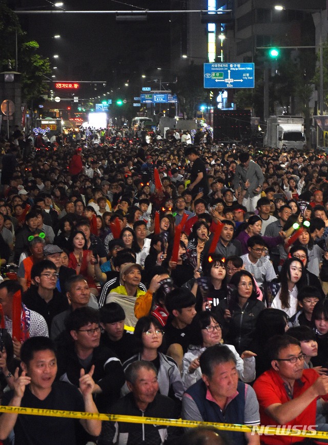 【대전=뉴시스】함형서 기자 = 2019 U-20월드컵 대한민국과 우크라이나의 결승전 경기를 앞두고 16일 오전 대전시 중구 중앙로 거리에서 시민들이 응원을 하고 있다. 2019.06.16. foodwork23@newsis.com