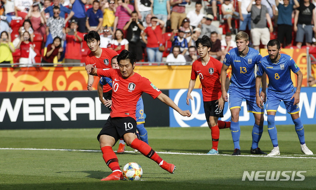 【우치(폴란드)=AP/뉴시스】이강인이 15일(현지시간) 폴란드 우치의 우치 스타디움에서 열린 2019 국제축구연맹(FIFA) U20 월드컵 우크라이나와의 결승전 전반 2분께 김세윤이 얻어낸 PK를 차고 있다.대한민국은 전반 2분경 김세윤이 얻어낸 PK를 이강인 성공시켜 1-0으로 앞서 나가고 있다. 2019.06.16.