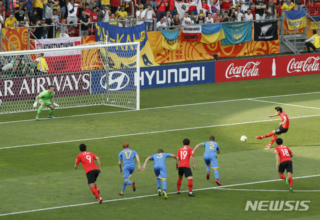 【우치(폴란드)=AP/뉴시스】이강인(오른쪽)이 15일(현지시간) 폴란드 우치의 우치 스타디움에서 열린 2019 국제축구연맹(FIFA) U20 월드컵 우크라이나와의 결승전 전반 2분께 김세윤이 얻어낸 PK를 선제골로 성공시키고 있다. 2019.06.16.