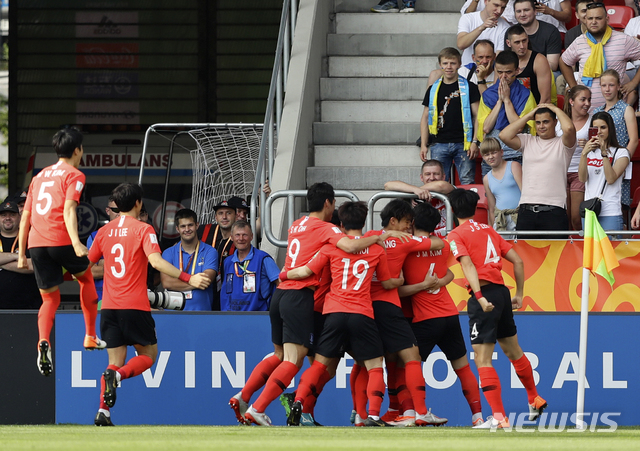  【우치(폴란드)=AP/뉴시스】한국 선수들이 15일(현지시간) 폴란드 우치의 우치 스타디움에서 열린 2019 국제축구연맹(FIFA) U20 월드컵 우크라이나와의 결승전 전반 이강인의 PK 선제골에 기뻐하고 있다.&nbsp; 대한민국은 전반 2분경 김세윤이 얻어낸 PK를 이강인 성공시켜 1-0으로 앞서 나가고 있다. 2019.06.16. 