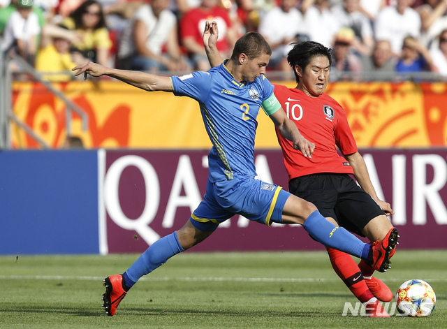 【우치(폴란드)=AP/뉴시스】이강인(오른쪽)이 15일(현지시간) 폴란드 우치의 우치 스타디움에서 열린 2019 국제축구연맹(FIFA) U20 월드컵 우크라이나와의 결승전에서 공을 다투고 있다. 2019.06.16. 