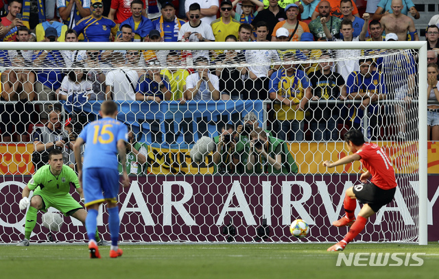 이강인, U20 MVP '골든볼' 수상···세계가 놀란 왼발 