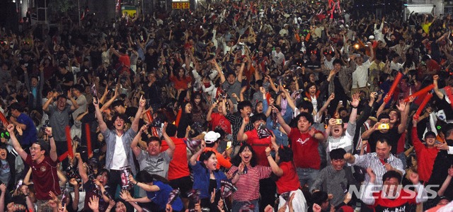 【대전=뉴시스】함형서 기자 = 16일 오전 폴란드에서 열리는 2019 U-20월드컵 대한민국과 우크라이나 결승전 경기 중 이강인 선수의 페널틱 선제골에 대전시 중구 중앙로 거리에서 응원하던 시민들이 환호하고 있다. 2019.06.16.foodwork23@newsis.com