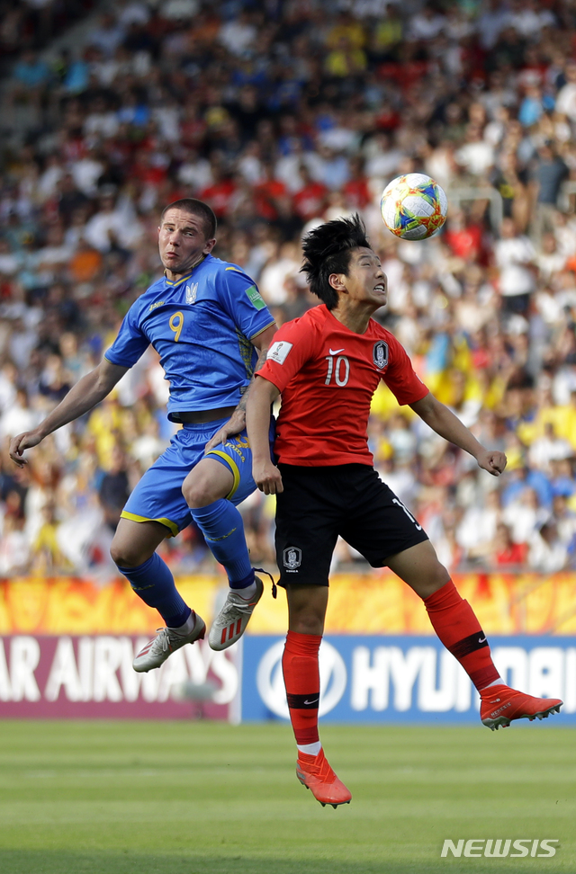 【우치(폴란드)=AP/뉴시스】이강인(오른쪽)이 15일(현지시간) 폴란드 우치의 우치 스타디움에서 2019 국제축구연맹(FIFA) U20 월드컵 우크라이나와의 결승전에서 공중 볼을 다투고 있다. 대한민국은 전반 2분경 김세윤이 얻어낸 PK를 이강인 성공시켜 1-0으로 앞서던 중 33분께 동점골을 허용해 1-1로 전반전을 마쳤다. 2019.06.16.