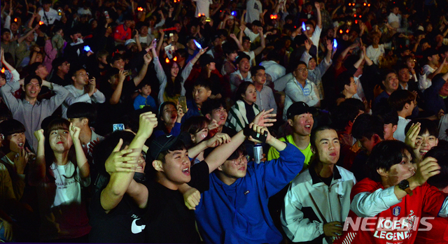 【광주=뉴시스】변재훈 기자 = 한국과 우크라이나의 2019 국제축구연맹 U-20 월드컵 결승전이 열리는 16일(한국시각) 오전 광주 동구 국립아시아문화전당 하늘마당에 모인 시민들이 경기 전반 4분 이강인의 페널티킥 선제골에 기뻐하고 있다. 2019.06.16.&nbsp; wisdom21@newsis.com