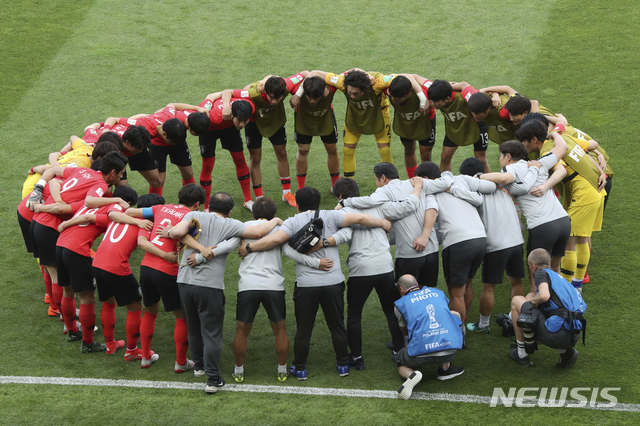 【우치(폴란드)=AP/뉴시스】정정용 감독이 이끄는 대한민국 U20 축구 대표팀이 15일(현지시간) 폴란드 우치의 우치 스타디움에서 2019 국제축구연맹(FIFA) U20 월드컵 우크라이나와의 결승전에 앞서 어깨동무를 하고 선전을 다짐하고 있다. 2019.06.16.