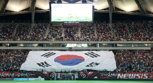 【서울=뉴시스】홍효식 기자 = '2019 FIFA U-20 월드컵 결승전' 대한민국 대 우크라이나의 경기가 열린 16일 새벽 서울 마포구 서울월드컵경기장에서 시민들이 응원에 앞서 대형 태극기를 펼치며 애국가를 부르고 있다. 2019.06.16. yesphoto@newsis.com