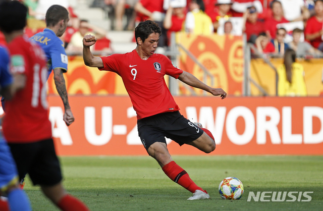 【우치(폴란드)=AP/뉴시스】오세훈이 15일(현지시간) 폴란드 우치의 우치 스타디움에서 열린 2019 국제축구연맹(FIFA) U20 월드컵 우크라이나와의 결승전에서 중거리 슛을 시도하고 있다. 대한민국은 전반 2분경 김세윤이 얻어낸 PK를 이강인 성공시켜 1-0으로 앞서던 중 33분께 동점골을 허용해 1-1로 전반전을 마쳤다. 2019.06.16.