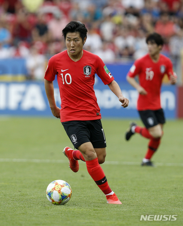 이강인, U20 MVP '골든볼' 수상···세계가 놀란 왼발 