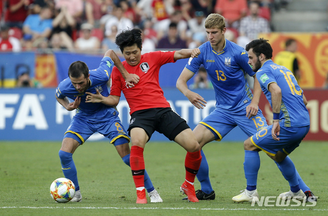 이강인, U20 MVP '골든볼' 수상···세계가 놀란 왼발 
