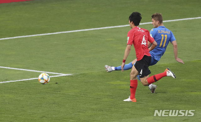 【우치(폴란드)=AP/뉴시스】우크라이나의 수프리아하(오른쪽)가 15일(현지시간) 폴란드 우치의 우치 스타디움에서 열린 2019 국제축구연맹(FIFA) U20 월드컵 대한민국과의 결승전 후반 8분께 추가 골을 넣고 있다.&nbsp;&nbsp; 1-1로 전반을 마친 대한민국은 후반 수프리아하에게 추가 실점해 1-2로 끌려가며 후반전 경기를 이어가고 있다. 2019.06.16. 