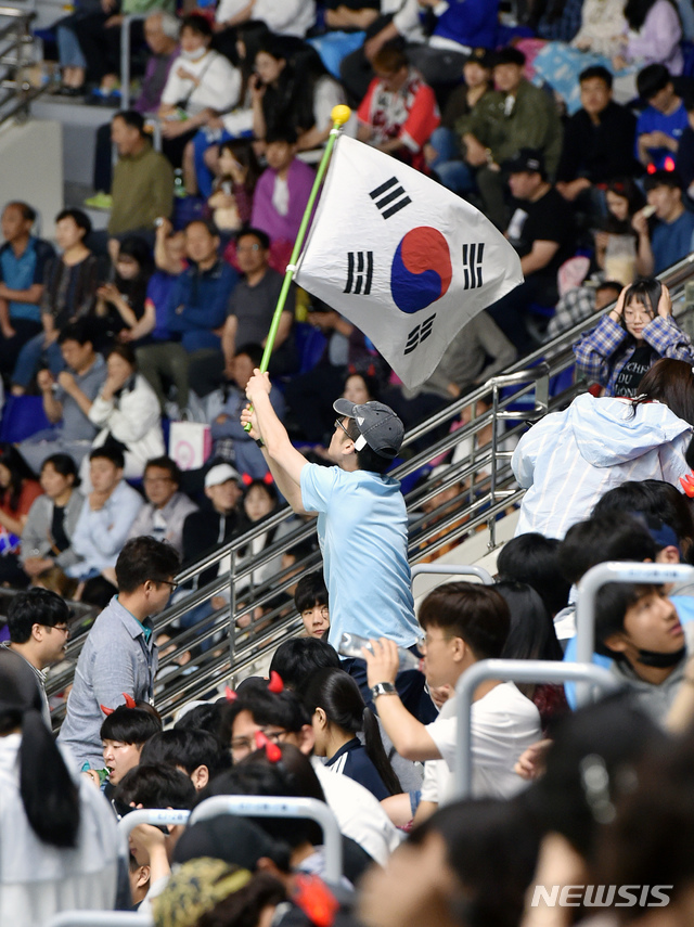 【대구=뉴시스】우종록 기자 = 16일 오전 대구 북구 고성동 DGB 대구은행파크에서 열린 ‘U-20 월드컵 결승전 단체응원전’에서 한 시민이 태극기를 흔들며 대한민국을 응원하고 있다. 2019.06.16. wjr@newsis.com