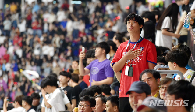 【대구=뉴시스】우종록 기자 = 16일 오전 대구 북구 고성동 DGB 대구은행파크에서 열린 ‘U-20 월드컵 결승전 단체응원전’에서 한 시민이 애국가를 부르고 있다. 2019.06.16.wjr@newsis.com