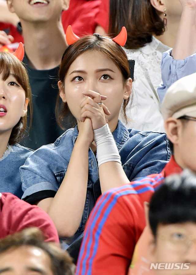 【대구=뉴시스】우종록 기자 = 16일 오전 대구 북구 고성동 DGB 대구은행파크에서 열린 ‘U-20 월드컵 결승전 단체응원전’에서 시민들이 숨죽여 이강인의 페널티킥을 지켜보고 있다. 2019.06.16. wjr@newsis.com