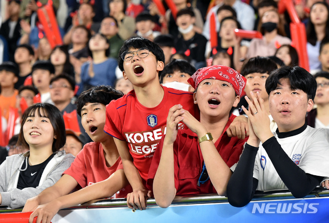 【대구=뉴시스】우종록 기자 = 16일 오전 대구 북구 고성동 DGB 대구은행파크에서 열린 ‘U-20 월드컵 결승전 단체응원전’에서 시민들이 대한민국의 공격이 실패하자 아쉬운 표정을 짓고 있다. 2019.06.16.wjr@newsis.com