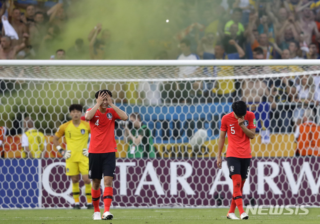 【우치(폴란드)=AP/뉴시스】이광연(뒤) 골키퍼를 비롯한 한국 선수들이 15일(현지시간) 폴란드 우치의 우치 스타디움에서 열린 2019 국제축구연맹(FIFA) U20 월드컵 우크라이나와의 결승전에서 세 번째 골을 내준 후 아쉬워하고 있다.&nbsp; 사상 처음으로 결승에 진출한 대한민국은 우크라이나에 1-3으로 아쉽게 패하며 준우승을 차지했다. 2019.06.16. 