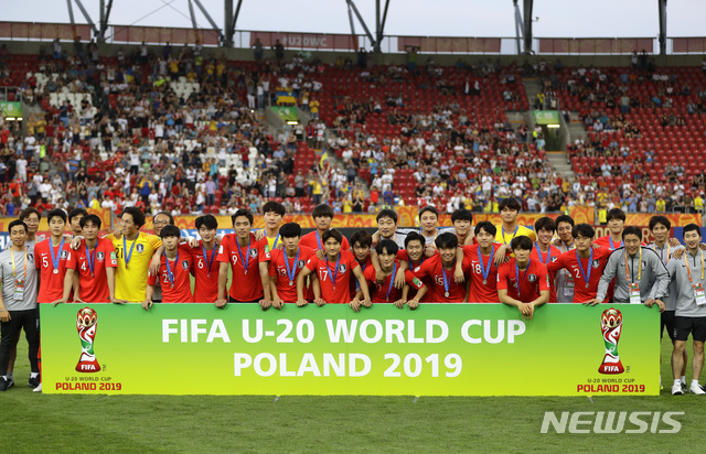 【우치(폴란드)=AP/뉴시스】대한민국 U20 축구 대표팀이 15일(현지시간) 폴란드 우치의 우치 스타디움에서 막을 내린 2019 국제축구연맹(FIFA) U20 월드컵에서 준우승을 차지한 후 기념촬영을 하고 있다.&nbsp; 사상 처음으로 U20 월드컵 결승에 진출한 대한민국은 우크라이나에 1-3으로 패하며 준우승을 차지했고 이강인은 아시아 선수 최초로 대회 MVP인 '골든볼'을 수상했다. 2019.06.16. 
