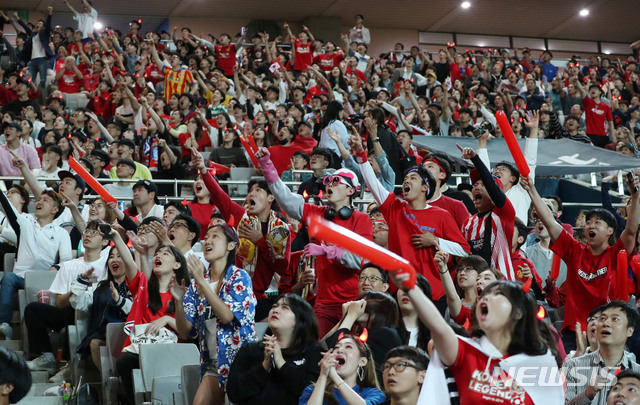 【서울=뉴시스】홍효식 기자 = '2019 FIFA U-20 월드컵 결승전' 대한민국 대 우크라이나의 경기가 열린 16일 새벽 서울 마포구 서울월드컵경기장에서 시민들이 전광판을 바라보며 응원하고 있다. 2019.06.16. yesphoto@newsis.com