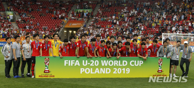 【우치(폴란드)=AP/뉴시스】대한민국 U20 축구 대표팀이 15일(현지시간) 폴란드 우치의 우치 스타디움에서 막을 내린 2019 국제축구연맹(FIFA) U20 월드컵에서 준우승을 차지, 은메달을 목에 걸고 기념촬영을 하고 있다. 사상 처음으로 U20 월드컵 결승에 진출한 대한민국은 우크라이나에 1-3으로 패하며 준우승을 차지했고 이강인은 대회 MVP인 '골든볼'을 수상했다. 2019.06.16.