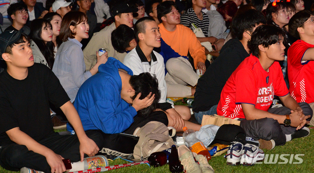 【광주=뉴시스】변재훈 기자 = 한국과 우크라이나의 2019 국제축구연맹 U-20 월드컵 결승전이 열리는 16일(한국시각) 오전 광주 동구 국립아시아문화전당 하늘마당에 모인 시민들이 경기 후반 43분 치타이슈빌리우의 쐐기골로 실점하자 탄식하고 있다. 2019.06.16.&nbsp; wisdom21@newsis.com