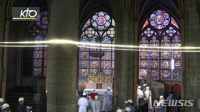 【파리=AP/뉴시스】차미례 기자 =6월 15일 두달만에 열린 노트르담의 헌당기념일 연례미사에는 파리 대주교와 성직자등 관련 인사 30명만 참석했다.&nbsp; 일반 신도들은 가톨릭TV채널의 중계 방송으로 미사를 지켜보았다. 