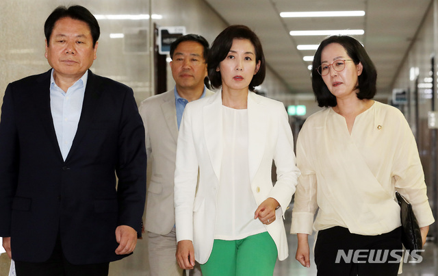 【서울=뉴시스】이종철 기자  = 자유한국당 나경원 원내대표가 16일 서울 여의도 국회에서 국회정상화에 대한 대국민호소문을 발표하기 위해 정양석 원내수석부대표와 김현아 원내대변안과 의견을 나누며 회의실로 향하고 있다. 2019.06.16.   jc4321@newsis.com
