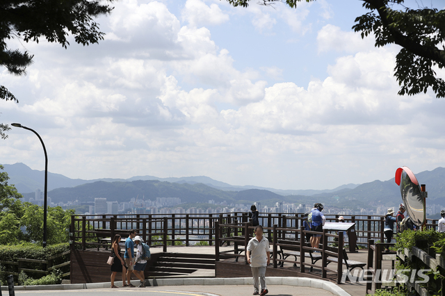 【서울=뉴시스】최진석 기자 = 전국 대부분 지역이 미세먼지 좋음과 보통 수준을 기록하고 있는 16일 서울 도심에서 바라본 하늘이 파랗다. 2019.06.16. myjs@newsis.com