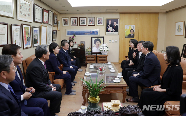 【서울=뉴시스】박진희 기자 = 문재인 대통령과 김정숙 여사가 16일 오후 故 이희호 여사의 유족을 위로하기 위해 서울 동교동 사저를 찾아 유족들과 대화를 나누고 있다. 2019.06.16. (사진=청와대 제공) photo@newsis.com