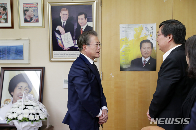 【서울=뉴시스】박진희 기자 = 문재인 대통령과 김정숙 여사가 16일 오후 서울 동교동 故 김대중 전 대통령 부부의 사저를 찾아 지난 10일 별세한 故 이희호 여사의 유족을 위로하고 있다. 2019.06.16. (사진=청와대 제공) photo@newsis.com