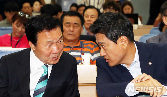 【서울=뉴시스】이종철 기자 = 16일 오후 서울 여의도 국회 의원회관에서 열린 바른미래당 전반기 서울경기인천 신입당원 교육에 참석한 손학규 대표와 오신환 원내대표가 의견을 나누고 있다. 2019.06.16.&nbsp; jc4321@newsis.com