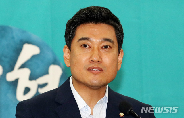 【서울=뉴시스】이종철 기자 = 16일 오후 서울 여의도 국회 의원회관에서 열린 바른미래당 전반기 서울경기인천 신입당원 교육에 참석한 오신환 원내대표가 인사말을 하고 있다. 2019.06.16.&nbsp; jc4321@newsis.com