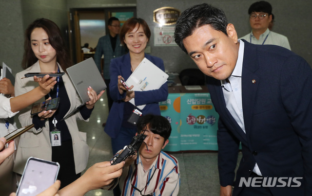 【서울=뉴시스】이종철 기자 = 16일 오후 서울 여의도 국회 의원회관에서 열린 바른미래당 전반기 서울경기인천 신입당원 교육에 참석한 오신환 원내대표가 국회정상화에 대한 기자들의 질문에 난감한 표정을 하고 있다. 2019.06.16.&nbsp; jc4321@newsis.com