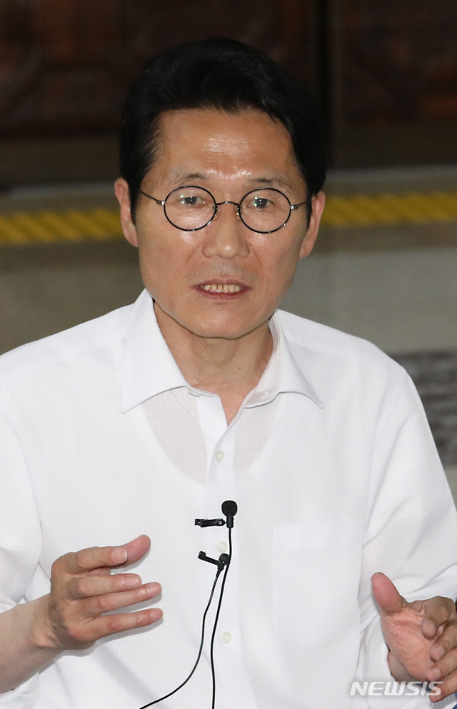 【서울=뉴시스】이종철 기자  = 정의당 윤소하 원내대표가 16일 오후 서울 여의도 국회 로텐더홀에서 기자간담회를 갖고 국회정상화를 요구하고 있다. 2019.06.16. jc4321@newsis.com