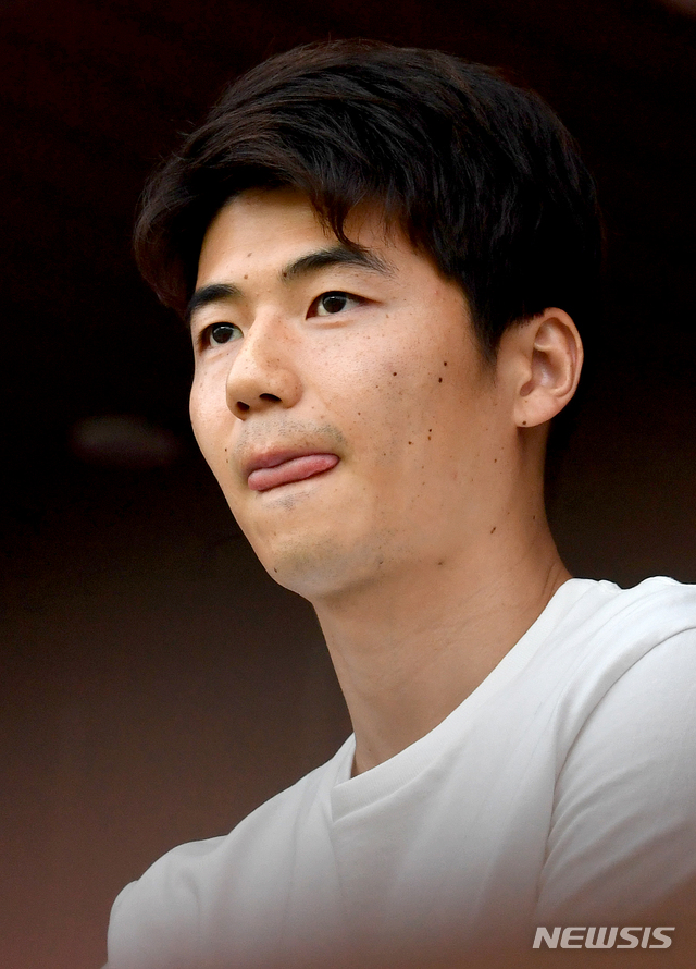 【광주=뉴시스】 신대희 기자 = 프리미어리거 기성용(30·뉴캐슬)이 16일 오후 광주 서구 광주월드컵경기장에서 열린 하나원큐 K리그2 2019 15라운드 광주FC 대 부천FC 경기를 관전하고 있다. 기성용은 광주FC 홍보대사이자 개인 최대주주다. 2019.06.16.&nbsp; sdhdream@newsis.com