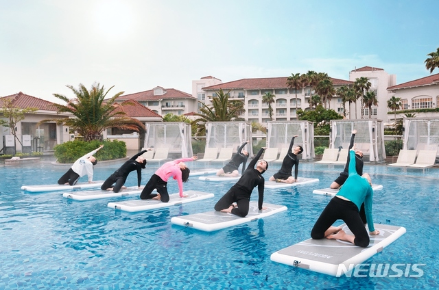 【서울=뉴시스】제주신라호텔 '플로팅 요가'