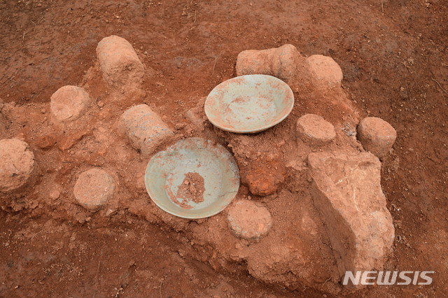 부안 유천리 청자 요지 1호 가마 사용도구와 무문청자 