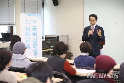 【서울=뉴시스】서울 종로구 골목길 해설사 교육모습. 2019.06.17. (사진=종로구 제공)