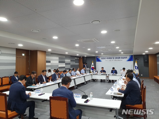 【안동=뉴시스】 경북도와 한국농어촌공사 관계자들이 17일 도청 회의실에서 내년도 농식품부 농업분야 SOC 예산 축소에 따른 대책을 논의하고 있다. 2019.06.17 (사진=경북도 제공)