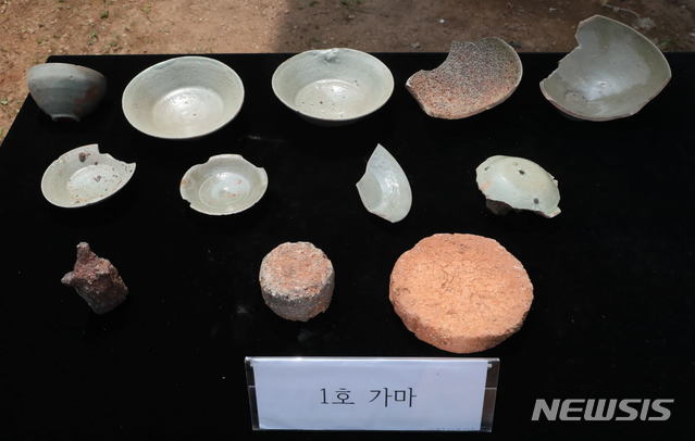 【부안=뉴시스】 고석중 기자= 17일 전북 부안 유천리(사적 제69호) 6구역 가마에 대한 현장설명회에 공개된 유물(접시, 잔, 발, 완 등)의 일상적 그릇이 대부분으로 무문·압출양각·철백화 기법의 청자다. 2019.06.17. (사진=부안군 제공)photo@newsis.com