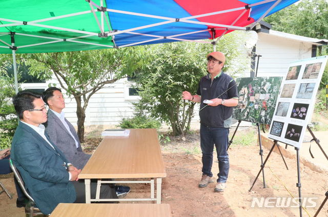 【부안=뉴시스】 고석중 기자= 17일 전북 부안 유천리(사적 제69호) 6구역 가마에 대한 현장설명회를 진만강 전북문화재연구원이 진행하고 있다. 2019.06.17. (사진=부안군 제공)photo@newsis.com