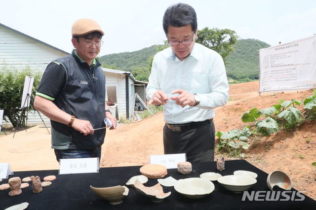 【부안=뉴시스】 고석중 기자= 17일 전북 부안 유천리(사적 제69호) 6구역 가마에 대한 현장설명회에 참석한 권익현 부안군수(오른쪽)이 진만강 전북문화재연구원의 설명을 듣고 있다. 2019.06.17. (사진=부안군 제공)photo@newsis.com 