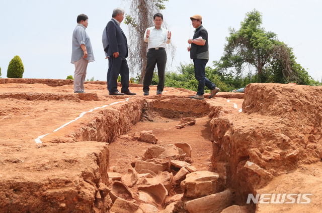 【부안=뉴시스】 고석중 기자= 17일 전북문화재연구원이 발굴조사한 부안 유천리(사적 제69호) 6구역 가마에 대한 현장설명회가 권익현 부안군수(오른쪽 2번째) 등이 참석한 가운데 진행되고 있다. 2019.06.17. (사진=부안군 제공)photo@newsis.com 