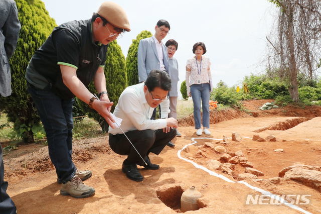 【부안=뉴시스】 고석중 기자= 17일 전북 부안 유천리(사적 제69호) 6구역 가마에 대한 현장설명회에 참석한 권익현 부안군수(오른쪽)이 진만강 전북문화재연구원의 설명을 듣고 있다. 2019.06.17. (사진=부안군 제공)photo@newsis.com