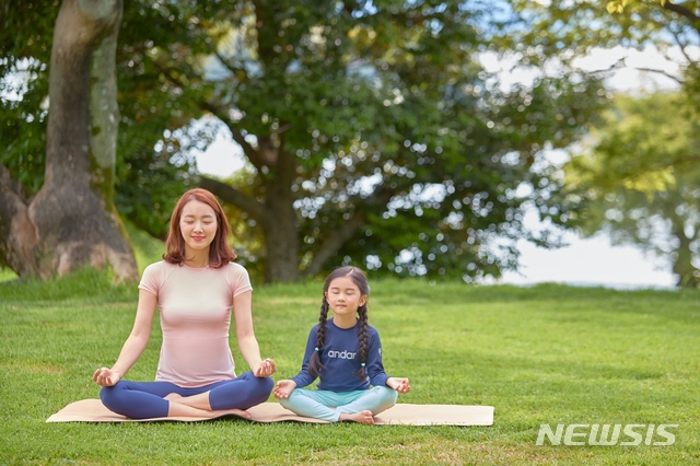 【서울=뉴시스】배우 소이현의 시밀러룩 콘셉트 래쉬가드 