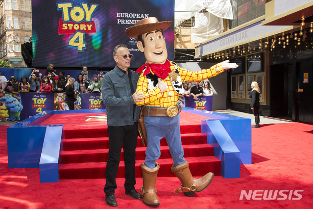 【런던=AP/뉴시스】배우 톰 행크스가 16일(현지시간) 영국 런던의 '토이 스토리 4' 시사회에 참석해 캐릭터 '우디'와 함께 포즈를 취하고 있다. 행크스는 '토이 스토리 4'에서 캐릭터 '우디'의 목소리 연기를 했다. 2019.06.17.