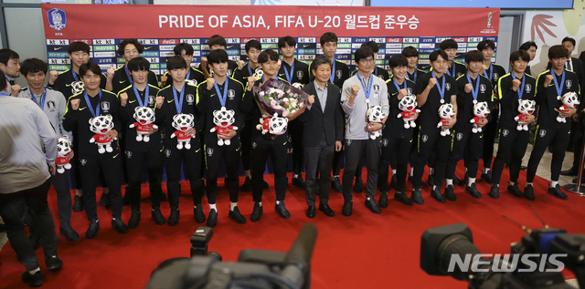 【인천공항=뉴시스】최진석 기자 = 2019 국제축구연맹(FIFA) U-20 월드컵서 준우승을 차지한 U-20 축구대표팀이 17일 오전 인천국제공항을 통해 귀국해 기념념촬영을 하고 있다. 2019.06.17.&nbsp; myjs@newsis.com