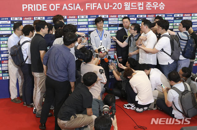 【인천공항=뉴시스】최진석 기자 = 2019 국제축구연맹(FIFA) U-20 월드컵서 준우승을 차지한 한국 U-20 축구대표팀 정정용 감독이 17일 오전 인천국제공항을 통해 귀국해 취재진의 질문에 답하고 있다. 2019.06.17. myjs@newsis.com