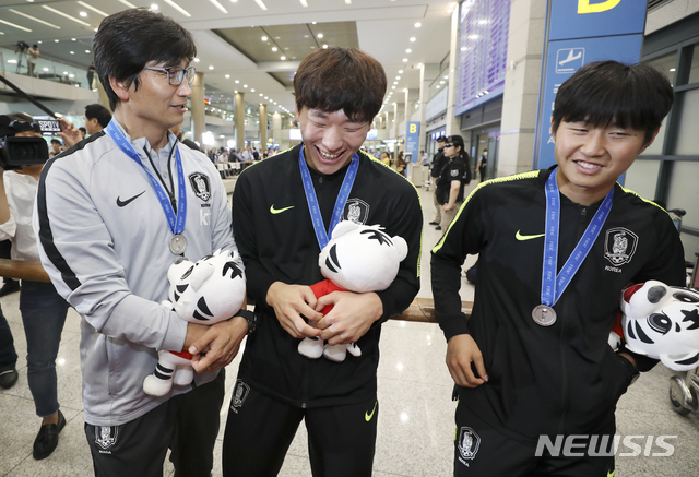 【인천공항=뉴시스】최진석 기자 = 2019 국제축구연맹(FIFA) U-20 월드컵서 준우승을 차지한 한국 U-20 축구대표팀 정정용(왼쪽부터) 감독과 이광연, 이강인이 17일 오전 인천국제공항을 통해 귀국해 대화를 나누며 미소짓고 있다. 2019.06.17. myjs@newsis.com