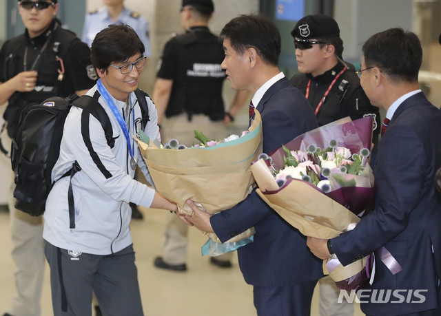 【인천공항=뉴시스】최진석 기자 = 2019 국제축구연맹(FIFA) U-20 월드컵서 준우승을 차지한 한국 U-20 축구대표팀 정정용 감독이 17일 오전 인천국제공항을 통해 귀국하며 축구협회 관계자들로부터 꽃다발을 받고 있다. 2019.06.17. myjs@newsis.com